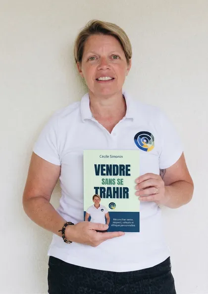 Cécile Simonin tenant son livre Vendre sans se trahir